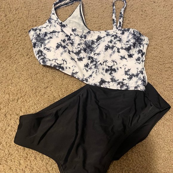 Girls swimsuit - Picture 1 of 1